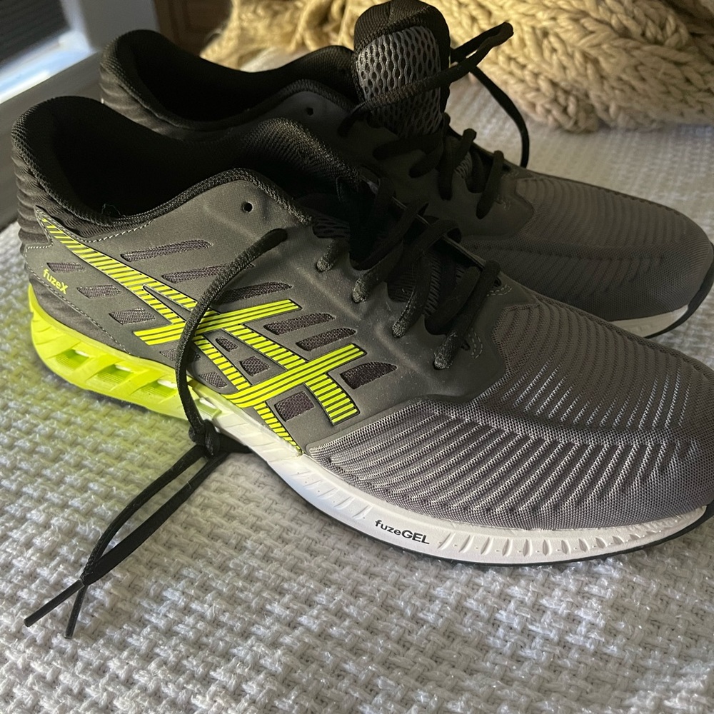 Mens brand new never been worn asics fuzex running shoes